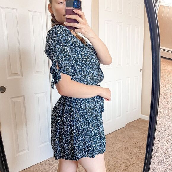 Faithfull The Brand Oslo Mini Dress in Blue Ditsy Floral 4 - Picture 2 of 15